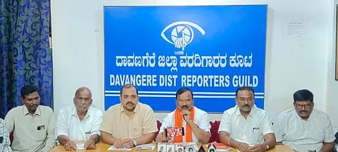  ದಾವಣಗೆರೆಯಲ್ಲಿ ಗುರುವಾರ ಸುದ್ದಿಗೋಷ್ಠಿಯಲ್ಲಿ ಬಿಜೆಪಿ ಮುಖಂಡ ಯಶವಂತರಾವ್ ಜಾಧವ್, ಬಿ.ರಮೇಶ ನಾಯ್ಕ, ಗುರುಶಾಂತ ಸೋಗಿ, ಟಿಂಕರ್ ಮಂಜಣ್ಣ, ಕಿಶೋರಕುಮಾರ ಮಡಿವಾಳ ಇದ್ದರು. 