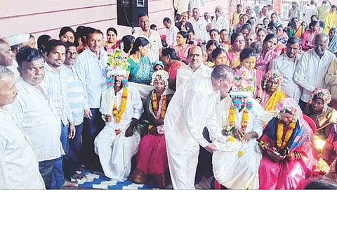 ಯಲಬುರ್ಗಾದ ಶ್ರೀ ವೀರಭದ್ರೇಶ್ವರ ದೇವಸ್ಥಾನದಲ್ಲಿ ಹಮ್ಮಿಕೊಂಡಿದ್ದ ಸಾಮೂಹಿಕ ವಿವಾಹ ಹಾಗೂ ಗರ್ಭಿಣಿಯರಿಗೆ ಸೀಮಂತ ಕಾರ್ಯಕ್ರಮವನ್ನು ಆರ್‌ಕೆಡಿಸಿಸಿ ಬ್ಯಾಂಕ್ ನಿರ್ದೇಶಕ ಶೇಖರಗೌಡ ಉಳ್ಳಾಗಡ್ಡಿ ಉದ್ಘಾಟಿಸಿದರು. ಪ್ರಮುಖರಾದ ಅಮರೇಶ ಕಲಬುರಗಿ, ಅಂದಯ್ಯ ಕಳ್ಳಿಮಠ, ಎಸ್.ಡಿ.ಗಾಂಜಿ, ವೀರಭದ್ರಯ್ಯ ಹಿತ್ತಲಮನಿ, ಅಡಿವೆಯ್ಯ ಕಲ್ಯಾಣಮಠ, ಶಿವಕುಮಾರ್ ಸರಗಣಚಾರ, ಮುದಕಪ್ಪ ಸಜ್ಜನ, ಕಲ್ಲಪ್ಪ ಗಾಂಜಿ ಇತರರಿದ್ದರು.