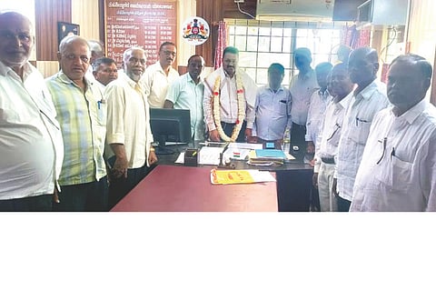 ಯಲಬುರ್ಗಾ ತಹಸಿಲ್ ಕಚೇರಿಯಲ್ಲಿ ರಾಜ್ಯ ಸರ್ಕಾರಿ ನಿವೃತ್ತ ನೌಕರರ ಸಂಘದಿಂದ ನೂತನ ತಹಸೀಲ್ದಾರ್ ಪ್ರಕಾಶ ನಾಶಿ ಅವರನ್ನು ಗೌರವಿಸಲಾಯಿತು. ಸಂಘದ ಅಧ್ಯಕ್ಷ ಹನಮಂತಪ್ಪ ಕುರಿ, ಪ್ರಮುಖರಾದ ಎಂ.ಎನ್.ಜನಾದ್ರಿ, ಕೆ.ಎಂ.ಗಾಣಗೇರ, ಸಿ.ಎನ್.ರಾಯಬಾಗಿ ಇತರರಿದ್ದರು.