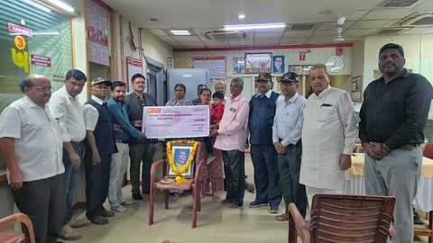 ವಿದ್ಯುತ್ ಸ್ಪರ್ಶದಿಂದ ಮರಣ ಹೊಂದಿದ ಯೋಧ ಮಂಜುನಾಥ ಗಿಡ್ಡಮಲ್ಲಣ್ಣನರ ಕುಟುಂಬಕ್ಕೆ ಸೂರ್ಯಮಣಿ ಸಾಹು ಅವರು 1 ಕೋಟಿ ರೂ. ಚೆಕ್ ವಿತರಿಸಿದರು. ಗುರುರಾಜ್ ಬಳಗಾನೂರ, ಶಿವಕುಮಾರ ಕೆ, ಇತರರಿದ್ದರು.