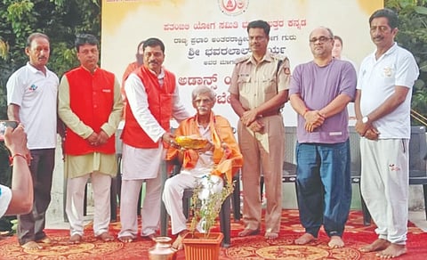 ಭಟ್ಕಳದಲ್ಲಿ ಆಯೋಜಿಸಿದ್ದ ಯೋಗ ತರಬೇತಿ ಶಿಬಿರದಲ್ಲಿ ಹಿರಿಯ ಯೋಗ yoga ಪಟುಗಳಾದ ವಿಟ್ಟಲ್ ಬಾಳೆರಿ ಅವರನ್ನು ಸನ್ಮಾನಿಸಲಾಯಿತು. 