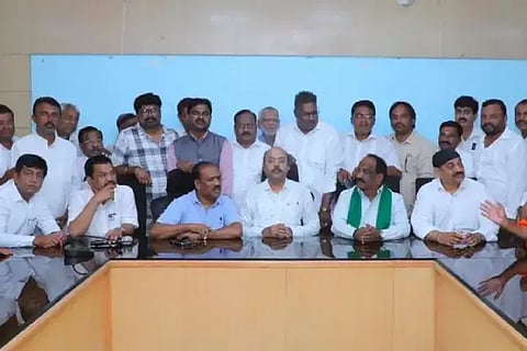ಧಾರವಾಡದಲ್ಲಿ ಪ್ರತ್ಯೇಕ (Minister visit) ಪಾಲಿಕೆಗಾಗಿ ಸತ್ಯ ಪ್ರತಿಪಾದನಾ ಸತ್ಯಾಗ್ರಹ ನಡೆಸುತ್ತಿರುವ ಹೋರಾಟಗಾರರೊಂದಿಗೆ ನಗರಾಭಿವೃದ್ಧಿ ಸಚಿವ ಡಾ. ಯತೀಂದ್ರ ಸಿದ್ದರಾಮಯ್ಯ ಹುಬ್ಬಳ್ಳಿಯಲ್ಲಿ ಭಾನುವಾರ ಸಭೆ ನಡೆಸಿದರು. ಹೋರಾಟಗಾರ ಬಿ.ಡಿ.ಹಿರೇಮಠ, ಶಾಸಕರಾದ ಪ್ರಸಾದ ಅಬ್ಬಯ್ಯ, ಎನ್.ಎಚ್. ಕೋನರಡ್ಡಿ, ಇತರರು ಇದ್ದರು.