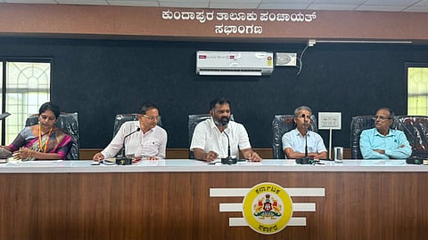 ಉಡುಪಿ ಯಕ್ಷಶಿಕ್ಷಣ ಟ್ರಸ್ಟ್​ ವತಿಯಿಂದ ಆಯೋಜಿಸಿದ್ದ ಸಭೆಯಲ್ಲಿ ಗುರುರಾಜ್​ ಶೆಟ್ಟಿ ಗಂಟಿಹೊಳೆ ಮಾತನಾಡಿದರು. ಮುರಳಿ ಕಡೆಕಾರ್​, ಶೋಭಾ ಶೆಟ್ಟಿ, ನಾಗೇಶ್​ ನಾಯಕ್​, ನಾರಾಯಣ ಹೆಗಡೆ ಇದ್ದರು.
