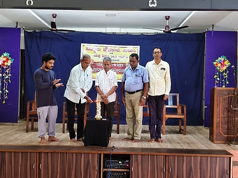 ಉಡುಪಿಯ ನಿಟ್ಟೂರು ಪ್ರೌಢಶಾಲೆಯಲ್ಲಿ ಆಯೋಜಿಸಿದ್ದ ಯಕ್ಷಗಾನ ತರಬೇತಿ ಕಾರ್ಯಕ್ರಮವನ್ನು ನಾರಾಯಣ ಎಂ. ಹೆಗಡೆ ಉದ್ಘಾಟಿಸಿದರು. ಮುರಳಿ ಕಡೆಕಾರ್​, ನಿಶ್ವಲ್​ ಕುಮಾರ್​ ರಾಮದಾಸ್​ ನಾಯ್ಕ್​,  ದೇವದಾಸ್​ ಶೆಟ್ಟಿ ಇದ್ದರು.
