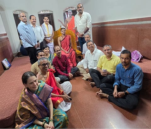 ಉಡುಪಿಯ ಪರ್ಯಾಯ ಶೀರೂರು ಮಠದಲ್ಲಿ ವೇದವರ್ಧನ ಶ್ರೀಗಳ ಉಪಸ್ಥಿತಿಯಲ್ಲಿ ಯಕ್ಷಶಿಕ್ಷಣ ಟ್ರಸ್ಟ್​ನ ವಿಶ್ವಸ್ಥರ ಸಭೆ ನಡೆಯಿತು. ಯಶ್​ಪಾಲ್​ ಸುವರ್ಣ, ಡಾ. ಉದಯಕುಮಾರ್​ ಸರಳತ್ತಾಯ, ಮುರಳಿ ಕಡೆಕಾರ್​, ಎಂ.ಗಂಗಾಧರ್​ ರಾವ್​, ನಾರಾಯಣ ಎಂ. ಹೆಗಡೆ ಇತರರಿದ್ದರು.