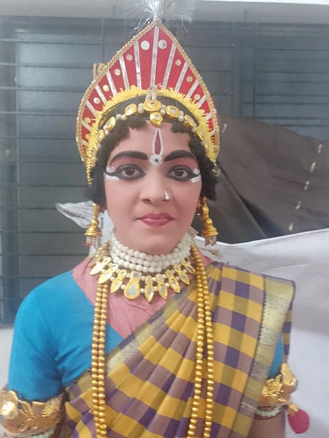 ಯಕ್ಷಗಾನ ಪೋಷಾಕಿನಲ್ಲಿ ಪ್ರೌಢಶಾಲಾ ವಿದ್ಯಾರ್ಥಿನಿ.