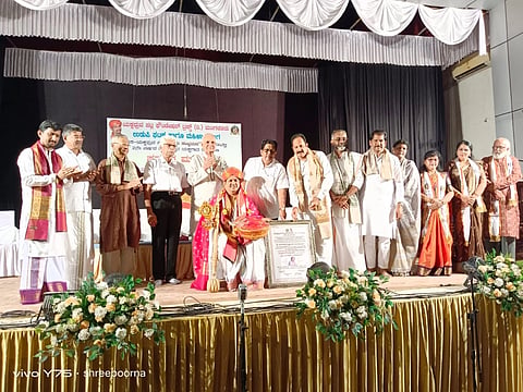 ಉಡುಪಿಯಲ್ಲಿ ಯಕ್ಷಧ್ರುವ ಪಟ್ಲ ಫೌಂಡೇಷನ್​ ವತಿಯಿಂದ ಆಯೋಜಿಸಿದ್ದ ಕಾರ್ಯಕ್ರಮದಲ್ಲಿ ಮಾರಣಕಟ್ಟೆ ಕೃಷ್ಣಮೂರ್ತಿ ಮಂಜ ಅವರಿಗೆ 'ಯಕ್ಷಧ್ರುವ ಕಲಾ ಗೌರವಾರ್ಪಣೆ' ಸಲ್ಲಿಸಲಾಯಿತು. ಡಾ ಜಿ.ಶಂಕರ್​, ಡಾ. ಎಚ್​.ಎಸ್​. ಬಲ್ಲಾಳ್​, ಸತೀಶ್​ ಶೆಟ್ಟಿ ಪಟ್ಲ, ಬಿ. ಜಯಕರ್​ ಶೆಟ್ಟಿ, ಪುರುಷೋತ್ತಮ ಶೆಟ್ಟಿ, ಮನೋಹರ್​ ಶೆಟ್ಟಿ, ದಿವಾಕರ್​ ಶೆಟ್ಟಿ, ಎಂ.ಎಲ್​. ಸಾಮಗ, ನಿರೂಪಮಾ ಪ್ರಸಾದ್​ ಶೆಟ್ಟಿ, ಕೃಷ್ಣಪ್ರಸಾದ್​ ಅಡ್ಯಂತಾಯ ಇತರರಿದ್ದರು.