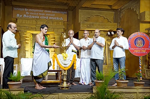 ಉಡುಪಿಯ ರಾಜಾಂಗಣದಲ್ಲಿ ಗುಂಡಿಬೈಲು ಯಕ್ಷಗಾನ ಕಲಾಕ್ಷೇತ್ರದ ಅಮೃತ ಮಹೋತ್ಸವವನ್ನು ಡಾ. ಉದಯಕುಮಾರ್​ ಸರಳತ್ತಾಯ ಉದ್ಘಾಟಿಸಿದರು. ಮಹಾಬಲ ಶೆಟ್ಟಿ, ಕೇಶವಮೂರ್ತಿ ಬಿಲ್ಪತ್ರೆ, ಗಣೇಶ್​ ಕೋಟ್ಯಾನ್​ ಇದ್ದರು.