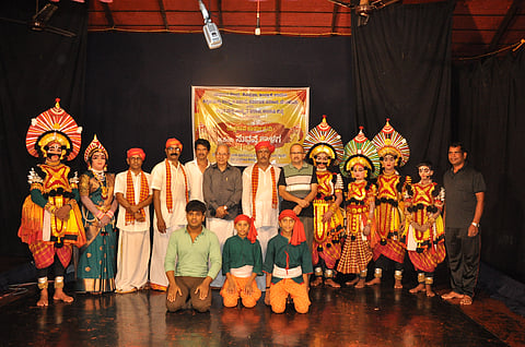 ಉಡುಪಿ ಇಂದ್ರಾಳಿಯ ಯಕ್ಷಗಾನ ಕೇಂದ್ರದ ವಿದ್ಯಾರ್ಥಿಗಳು 'ಸುಧನ್ವ ಕಾಳಗ' ಯಕ್ಷಗಾನ ಪ್ರಸಂಗ ಪ್ರದರ್ಶಿಸಿದರು. ಡಾ. ಬಿ.ಜಗದೀಶ್​ ಶೆಟ್ಟಿ, ಉಮೇಶ್​ ಸುವರ್ಣ, ನಾಗಾರಾಜ್​ ಶಂಕರನಾರಾಯಣ, ಬಸವ ಮುಂಡಾಡಿ, ಕೃಷ್ಣಮೂರ್ತಿ ಭಟ್​ ಬಕ್ವಾಡಿ, ಮಂಜುನಾಥ್​ ಮಯ್ಯ ಇದ್ದರು.