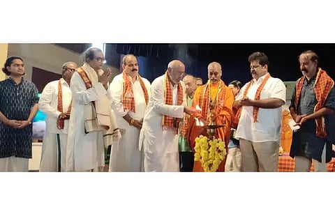 ಹೊನ್ನಾವರ ತಾಲೂಕಿನ ಗುಣವಂತೆಯಲ್ಲಿ ಕೆರೆಮನೆ ಶಿವರಾಮ ಹೆಗಡೆ ರಂಗಮಂದಿರದ (Yakshagana) ನವೀಕರಣ ಅಡಿಗಲ್ಲು ಸಮಾರಂಭವನ್ನು ಶ್ರೀಕ್ಷೇತ್ರ ಬಂಗಾರಮಕ್ಕಿಯ ಶ್ರೀ ಮಾರುತಿ ಗುರೂಜಿ ಉದ್ಘಾಟಿಸಿದರು. ಹೊರನಾಡು ಕ್ಷೇತ್ರದ ಧರ್ಮದರ್ಶಿ ಶ್ರೀ ಭೀಮೇಶ್ವರ ಜೋಶಿ, ಸಚಿವ ಮಂಕಾಳ ವೈದ್ಯ, ಶಿವಾನಂದ ಹೆಗಡೆ ಇದ್ದರು.