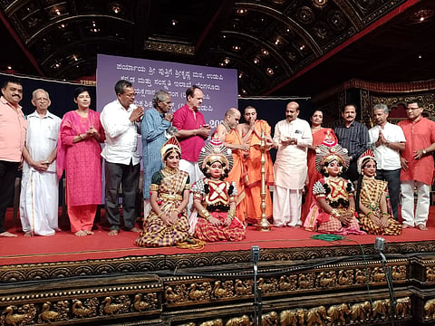 ಉಡುಪಿಯ ರಾಜಾಂಗಣದಲ್ಲಿ ಕಿಶೋರ ಯಕ್ಷಗಾನ ಸಂಭ್ರಮವನ್ನು ಸುಗುಣೇಂದ್ರ ಶ್ರೀ ಉದ್ಘಾಟಿಸಿದರು. ಸುಶ್ರೀಂದ್ರ ಶ್ರೀ, ಕೆ.ರಘುಪತಿ ಭಟ್​, ಎಂ.ಗಂಗಾಧರ್​ ರಾವ್​, ಎಸ್​.ವಿ. ಭಟ್​, ಪೂರ್ಣಿಮಾ, ಮುರಳಿ ಕಡೆಕಾರ್​ ಇತರರಿದ್ದರು.