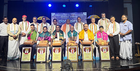 ತೆಕ್ಕಟ್ಟೆಯಲ್ಲಿ ನಡೆದ ಯಶಸ್ವಿ ಕಲಾವೃಂದದ ವಾರ್ಷಿಕೋತ್ಸವದಲ್ಲಿ ಸಾಧಕರನ್ನು ಸನ್ಮಾನಿಸಲಾಯಿತು. ಡಾ.ತಲ್ಲೂರು ಶಿವರಾಂ ಶೆಟ್ಟಿ, ಆನಂದ್​ ಸಿ. ಕುಂದರ್​, ಮುರಳಿ ಕಡೆಕಾರ್​, ಮಲ್ಯಾಡಿ ಸೀತಾರಾಮ ಶೆಟ್ಟಿ, ಮಲ್ಯಾಡಿ ಶಿವರಾಮ ಶೆಟ್ಟಿ, ಸುಜಯ್​ ಶೆಟ್ಟಿ, ಕೃಷ್ಣಯ್ಯ ಆಚಾರ್​ ಬಿದ್ಕಲ್​ಕಟ್ಟೆ, ದೇವದಾಸ್​ ರಾವ್​ ಕೂಡ್ಲಿ, ಗೋಪಾಲ ಪೂಜಾರಿ ಇತರರಿದ್ದರು.