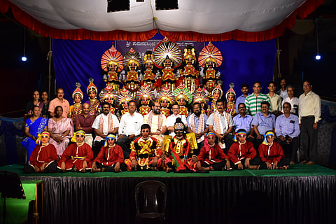 ಸಾಲಿಗ್ರಾಮದ ಗುರು ನರಸಿಂಹ ದೇವಳದಲ್ಲಿ ಕುಂದಾಪುರ ತಾಲೂಕಿನ ಕಿಶೋರ ಯಕ್ಷಗಾನ ಸಂಭ್ರಮ ಸಮಾರೋಪಗೊಂಡಿತು. ಡಾ. ಕೆ.ಎಸ್​. ಕಾರಂತ, ಪಿ.ಕಿಶನ್​ ಹೆಗ್ಡೆ, ವೆಂಕಟೇಶ ವೈದ್ಯ, ಸುಜಯೀಂದ್ರ ಹಂದೆ, ಕೆ.ಸಂತೋಷಕುಮಾರ ಶೆಟ್ಟಿ, ಸುದರ್ಶನ ಉರಾಳ , ಎಂ.ಗಂಗಾಧರ್​ ರಾವ್​, ನಾರಾಯಣ ಎಂ. ಹೆಗಡೆ, ಮುರಳಿ ಕಡೆಕಾರ್​ ಹಾಗೂ ವಿದ್ಯಾರ್ಥಿಗಳಿದ್ದರು.