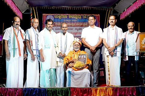 ಉಡುಪಿಯಲ್ಲಿ ಯಕ್ಷಗಾನ ಹಿರಿಯ ಕಲಾವಿದ ದಯಾನಂದ್​ ಬಳೆಗಾರ ನಾಗೂರು ಅವರಿಗೆ 'ನಿಟ್ಟೂರು ಭೋಜಪ್ಪ ಸುವರ್ಣ ಸ್ಮಾರಕ ಪ್ರಶಸ್ತಿ' ಪ್ರದಾನ ಮಾಡಲಾಯಿತು. ಬಿ. ಜಯಕರ್​ ಶೆಟ್ಟಿ ಇಂದ್ರಾಳಿ, ಬನ್ನಂಜೆ ಬಾಬು ಅಮೀನ್​, ರಂಜನ್​, ಪ್ರೊ. ಉದಯಕುಮಾರ್​ ಶೆಟ್ಟಿ, ಕೇಶವಮೂರ್ತಿ ಬಿ., ಗಣೇಶ್​ ಕೋಟ್ಯಾನ್​, ನಿಟ್ಟೂರು ಮಹಾಬಲ ಶೆಟ್ಟಿ ಇದ್ದರು.