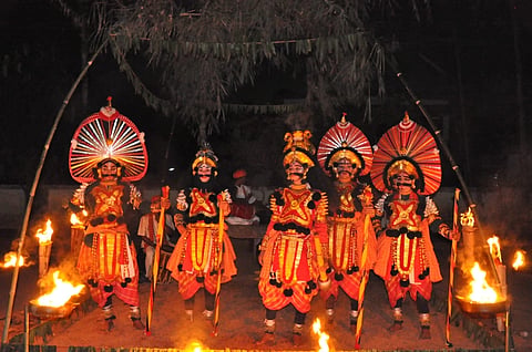 ಉಡುಪಿಯ ಇಂದ್ರಾಳಿಯಲ್ಲಿ ಯಕ್ಷಗಾನ ಕೇಂದ್ರದ ವಿದ್ಯಾರ್ಥಿಗಳು ಪಂಜು ಬೆಳಕಿನಲ್ಲಿ 'ಚಕ್ರವ್ಯೂಹ ಯಕ್ಷಗಾನ ಪ್ರದರ್ಶಿಸಿದರು.