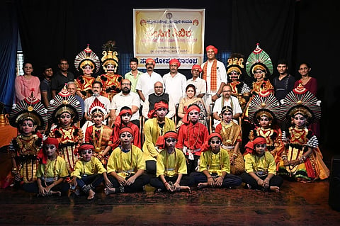 ಉಡುಪಿಯ ಇಂದ್ರಾಳಿ ಯಕ್ಷಗಾನ ಕೇಂದ್ರದಲ್ಲಿ ಬೇಸಿಗೆ ಶಿಬಿರದ ಸಮಾರೋಪ ನಡೆಯಿತು. ಡಾ. ಪಿ. ಗಿರಿಧರ್​ ಕಿಣಿ, ಪಳ್ಳಿ ಕಿಶನ್​ ಹೆಗ್ಡೆ, ಪ್ರೊ. ಎಸ್​.ವಿ. ಉದಯಕುಮಾರ್​ ಶೆಟ್ಟಿ, ಮಂಜುನಾಥ್​ ಮಯ್ಯ, ಮೀನಾಲಕ್ಷಿಣಿ ಅಡ್ಯಂತಾಯ, ಡಾ. ಬಿ. ಜಗದೀಶ್​ ಶೆಟ್ಟಿ ಹಾಗೂ ಶಿಬಿರಾರ್ಥಿಗಳಿದ್ದರು.