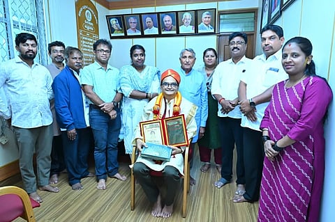 ಬೆಂಗಳೂರಿನ ಯಕ್ಷಗಾನ ಅಕಾಡೆಮಿಯ ಕಚೇರಿಯಲ್ಲಿ ಕೆರೆಮನೆ ಶಿವಾನಂದ ಹೆಗಡೆ ಅವರಿಗೆ ಪುಸ್ತಕ ಪ್ರಶಸ್ತಿ ಪ್ರದಾನ ಮಾಡಲಾಯಿತು. ಡಾ.ತಲ್ಲೂರು ಶಿವರಾಮ ಶೆಟ್ಟಿ, ನಮ್ರತಾ ಎನ್​., ಕೊಪ್ಪಲ ಮೋಹನ ಕದ್ರಿ, ಪೃಥ್ವಿ ರಾಜೇಶಕುಮಾರ್​, ಪುಟ್ಟಸ್ವಾಮಿ ಎ.ಆರ್​., ವಿದ್ಯಾಧರ​ ವಿ. ಜಲವಳ್ಳಿ, ರಾಘವ ಎಚ್​. ಇದ್ದರು.