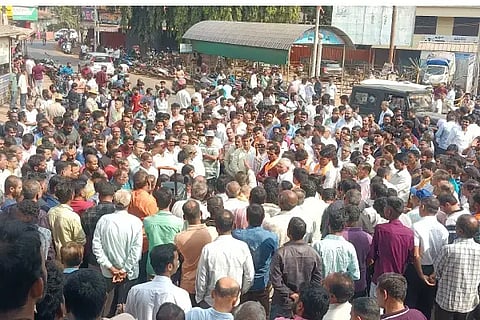 ಯಲ್ಲಾಪುರದ ಬಸವೇಶ್ವರ ಸರ್ಕಲ್ ಬಳಿ ನಡೆದ ಬೃಹತ್ ಪ್ರತಿಭಟನೆಯಲ್ಲಿ (Protest) ಭಾಗವಹಿಸಿದ ಜನರು. 