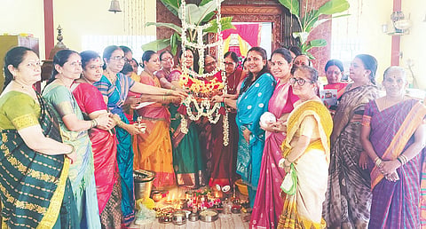 ಹಾನಗಲ್ಲಿನ ವೆಂಕಟೇಶ್ವರ ದೇವಸ್ಥಾನದಲ್ಲಿ ಸುಮಂಗಲೆಯರಿಂದ ಯಾಜ್ಞವಲ್ಕರ ತೊಟ್ಟಿಲೋತ್ಸವ ಜರುಗಿತು. ಮಧುಲಿಕಾ ದೇಸಾಯಿ, ವಿದ್ಯಾ ದೇಸಾಯಿ, ಸುರೇಖಾ ಕುಲಕಣಿರ್, ಶ್ರೀದೇವಿ ಪುರೋಹಿತ, ಭಾರತಿ ಪಾಟೀಲ, ರಾಧಿಕಾ ದೇಸಾಯಿ, ಸರಸ್ವತಿ ಜೋಶಿ, ಭಾರ್ಗವಿ ಪುರೋಹಿತ, ಗೌರಿ ದೇಶಪಾಂಡೆ ಹಾಗೂ ಮೈತ್ರೇಯಿ ಭಜನಾ ಮಂಡಳ ಸದಸ್ಯೆಯರು ಉಪಸ್ಥಿತರಿದ್ದರು.