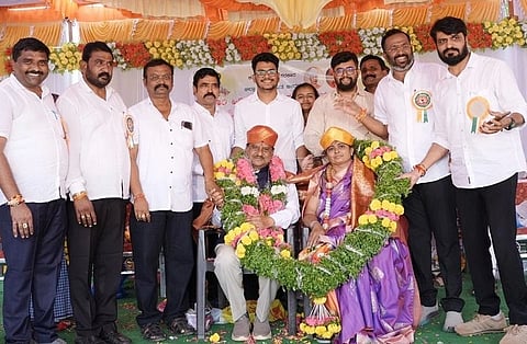 ಬೀದರ್ ತಾಲ್ಲೂಕಿನ ಯರನಳ್ಳಿ ಸರ್ಕಾರಿ ಹಿರಿಯ ಪ್ರಾಥಮಿಕ ಶಾಲೆಯಲ್ಲಿ ನಡೆದ ಕಾರ್ಯಕ್ರಮದಲ್ಲಿ ನಿವೃತ್ತ ಮುಖ್ಯಶಿಕ್ಷಕ ಬಾಲಾಜಿ ಬಿರಾದಾರ ದಂಪತಿಯನ್ನು ಸನ್ಮಾನಿಸಲಾಯಿತು.