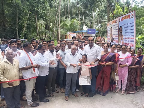 ಉಡುಪಿಯ ಕಲ್ಯಾಣಪುರ-ನಿಡಂಬಳ್ಳಿ ಮಾರ್ಗದಲ್ಲಿ ಅಭಿವೃದ್ಧಿ ಪಡಿಸಿದ ರಸ್ತೆಯನ್ನು ಯಶ್​ಪಾಲ್​ ಸುವರ್ಣ ಉದ್ಘಾಟಿಸಿದರು. ನಾಗರಾಜ್​ ಕುಂದರ್​, ಕೃಷ್ಣ ದೇವಾಡಿಗ, ಸತೀಶ್​ ನಾಯ್ಕ್​, ಸುನೀತಾ ಪೂಜಾರಿ, ಸದಸ್ಯರಾದ ಪ್ರೇಮಲತಾ ಕಿಶೋರ್​, ಉದಯ ಕುಮಾರ್​, ನವೀನ್​ ಕಾಂಚನ್​, ವಿಶು ಕುಮಾರ್​, ಅನಿತಾ ನಾಯ್ಕ್​, ರತ್ನಾ ಉಚ್ಚಿಲ, ಕವಿತಾ ಮೇಸ್ತ ಇತರರಿದ್ದರು.