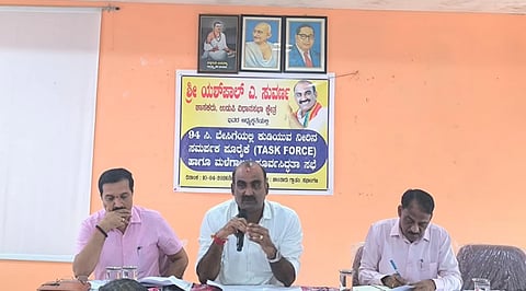 ಗ್ರಾಪಂ ಆಡಳಿತಾಧಿಕಾರಿ ಹಾಗೂ ಪಿಡಿಒಗಳೊಂದಿಗೆ ಯಶ್​ಪಾಲ್​ ಸುವರ್ಣ ಸಭೆ ನಡೆಸಿದರು. ಎಚ್​. ಇಬ್ರಾಹಿಂಪುರ, ಶ್ರೀಕಾಂತ್​ ಹೆಗ್ಡೆ ಇದ್ದರು.