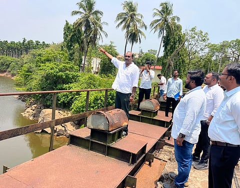 ಉಡುಪಿಯ ಬಜೆ ಅಣೆಕಟ್ಟೆಗೆ ಅಧಿಕಾರಿಗಳೊಂದಿಗೆ ತೆರಳಿದ ಯಶ್​ಪಾಲ್​ ಸುವರ್ಣ ನೀರಿನ ಸಂಗ್ರಹಮಟ್ಟ ಪರಿಶೀಲಿಸಿದರು. ಪ್ರಭಾಕರ್​ ಪೂಜಾರಿ, ಗಿರೀಶ್​ ಅಂಚನ್​, ದುರ್ಗಾ ಪ್ರಸಾದ್​, ಚೇತನ್​, ಅರ್ಕೇಶ್​ ಗೌಡ ಇತರರಿದ್ದರು.