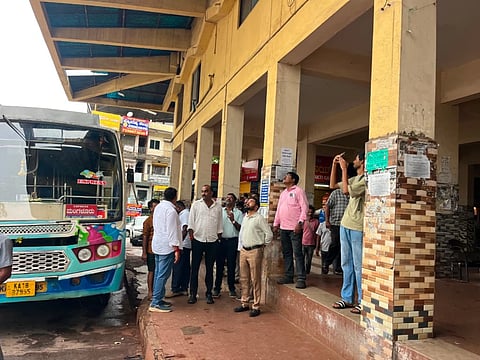 ಉಡುಪಿಯ ಸರ್ವೀಸ್​ ಬಸ್​ ನಿಲ್ದಾಣದಲ್ಲಿ ಮಳೆ ನೀರು ಸೋರಿಕೆಯಾಗುತ್ತಿರುವ ದೂರಿನ ಹಿನ್ನೆಲೆಯಲ್ಲಿ ನಗರಸಭಾ ಅಧಿಕಾರಿಗಳೊಂದಿಗೆ ಶಾಸಕ ಯಶ್​ಪಾಲ್​ ಸುವರ್ಣ ಸ್ಥಳ ಪರಿಶೀಲಿಸಿದರು. ಮಹಾಂತೇಶ್​ ಹಂಗರಗಿ, ಬಾಲಕೃಷ್ಣ ಶೆಟ್ಟಿ, ಗಿರೀಶ್​ ಅಂಚನ್​, ಗಿರಿಧರ್​ ಆಚಾರ್ಯ ಇತರರಿದ್ದರು.