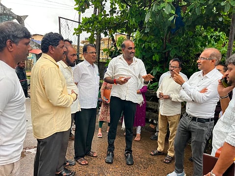 ಮಲ್ಪೆಯಲ್ಲಿ ನೂತನ ದ್ವಾರ ನಿರ್ಮಾಣ ಹಾಗೂ ಹೆದ್ದಾರಿ ಕಾಮಗಾರಿ ಕುರಿತು ಅಧಿಕಾರಿಗಳೊಂದಿಗೆ ಯಶ್​ಪಾಲ್​ ಸುವರ್ಣ ಸಮಾಲೋಚನೆ ನಡೆಸಿದರು. ಕಿಶೋರ್​ ಡಿ. ಸುವರ್ಣ, ಜಗನ್ನಾಥ ಕುಂದರ್​, ರಾಮಚಂದ್ರ ಕುಂದರ್​, ದಯಾನಂದ್​ ಸುವರ್ಣ, ಕರುಣಾಕರ್​ ಸಾಲ್ಯಾನ್​ ಇತರರಿದ್ದರು.