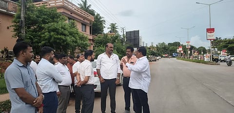 ಉಡುಪಿ ನಗರದ ಹೆದ್ದಾರಿಯಲ್ಲಿ ತುರ್ತು ಕಾಮಗಾರಿಯ ಕುರಿತು ಅಧಿಕಾರಿಗಳೊಂದಿಗೆ ಯಶ್​ಪಾಲ್​ ಸುವರ್ಣ ಪರಿಶೀಲಿಸಿದರು. ಪ್ರಭಾಕರ್​ ಪೂಜಾರಿ, ಹರೀಶ್​ ರಾಮ್​ ಬನ್ನಂಜೆ, ಬಾಲಕೃಷ್ಣ ಶೆಟ್ಟಿ ನಿಟ್ಟೂರು, ಗಿರೀಶ್​ ಅಂಚನ್​, ಟಿ.ಜಿ. ಹೆಗ್ಡೆ ಇತರರಿದ್ದರು.