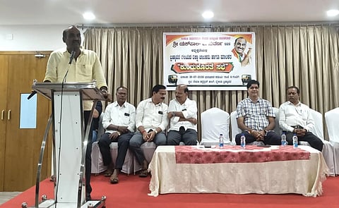 ಬೈಕಾಡಿಯಲ್ಲಿ ಆಯೋಜಿಸಿದ್ದ ಬ್ರಹ್ಮಾವರ ವಲಯದ ರಿಕ್ಷಾ ಚಾಲಕರು ಮತ್ತು ಮಾಲೀಕರ ಕುಂದು-ಕೊರತೆ ಸಭೆಯಲ್ಲಿ ಶಾಶಕ ಯಶ್​ಪಾಲ್​ ಸುವರ್ಣ ಮಾತನಾಡಿದರು. ಬಿರ್ತಿ ರಾಜೇಶ್​ ಶೆಟ್ಟಿ, ಬೈಕಾಡಿ ಸುಪ್ರಸಾದ್​ ಶೆಟ್ಟಿ, ಹರಿಮಕ್ಕಿ ರತ್ನಾಕರ್​ ಶೆಟ್ಟಿ, ಭಾಸ್ಕರ್​ ಪೂಜಾರಿ, ಸೂರ್ಯ ಪೂಜಾರಿ, ರಾಜೀವ್​ ಕುಲಾಲ್​ ಇದ್ದರು.