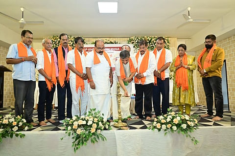 ಉಡುಪಿ ಶಾಸಕ ಯಶ್​ಪಾಲ್​ ಸುವರ್ಣ ಜನ್ಮದಿನದ ನಿಮಿತ್ತ ಆಯೋಜಿಸಿದ್ದ ರಕ್ತದಾನ ಶಿಬಿರವನ್ನು ಆರೂರು ತಿಮ್ಮಪ್ಪ ಶೆಟ್ಟಿ ಉದ್ಘಾಟಿಸಿದರು. ಬಿ.ಎನ್​. ಶಂಕರ ಪೂಜಾರಿ, ಅನಂತಪದ್ಮನಾಭ ಸಾಮಗ, ಗೋಕುಲದಾಸ್​ ಕಚ್ಚೂರು, ಜಿಲ್ಲಾ ಮರಾಠಿ ಸೇವಾ ಸಂಘದ ಅಧ್ಯಕ್ಷ ಕೆ.ಟಿ. ನಾಯ್ಕ್​, ಮಲ್ಪೆ ದಯಾನಂದ್​ ಕೆ. ಸುವರ್ಣ, ಪ್ರಭಾಕರ್​ ಪೂಜಾರಿ, ಸುಧಾಕರ್​ ಕುಂದರ್​, ಡಾ.ವೀಣಾ, ಶೇಖರ್​ ಶೆಟ್ಟಿ, ಮಟ್ಟು ಯತೀಶ್​ ಕೋಟ್ಯಾನ್​ ಇದ್ದರು.