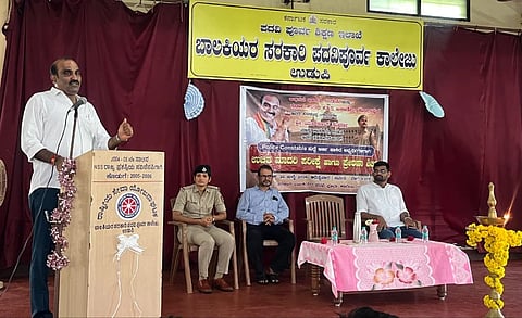 ಉಡುಪಿಯಲ್ಲಿ ಆಯೋಜಿಸಿದ್ದ ಪೊಲೀಸ್​ ಕಾನ್​ಸ್ಟೇಬಲ್​ ಹುದ್ದೆಗೆ ಅರ್ಜಿ ಸಲ್ಲಿಸಿದ ವಿದ್ಯಾರ್ಥಿಗಳಿಗಾಗಿ ನೇಮಕಾತಿ ಮಾದರಿ ಪರೀಕ್ಷೆ ಹಾಗೂ ಪ್ರೇರಣಾ ಉಚಿತ ಶಿಬಿರ ಉದ್ಘಾಟಿಸಿ ಯಶ್​ಪಾಲ್​ ಸುವರ್ಣ ಮಾತನಾಡಿದರು. ಆಶ್ರಿತಾ ಶೆಟ್ಟಿ, ಜಗದೀಶ್​, ಆದರ್ಶ ಶೆಟ್ಟಿ ಇದ್ದರು.