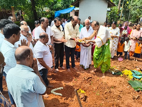 ಉಡುಪಿಯ ಪಡುನಿಟ್ಟೂರು ಗ್ರಾಮದಲ್ಲಿ ಅಂಗನವಾಡಿ ಕಟ್ಟಡ ನಿರ್ಮಾಣ ಕಾಮಗಾರಿಗೆ ಯಶ್​ಪಾಲ್​ ಸುವರ್ಣ ಶಂಕುಸ್ಥಾಪನೆ ನೆರವೇರಿಸಿದರು. ಸಂತೋಷ್​ ಜತ್ತನ್​, ಅಣ್ಣಪ್ಪ ಸನಿಲ್​, ಜಗದೀಶ್​ ಶೆಟ್ಟಿ, ರಂಜನ್​ ಶೆಟ್ಟಿ, ನವೀನ್​ ಸನಿಲ್​, ದಿನೇಶ್​ ಜತ್ತನ್​, ರೇವತಿ, ಸುರೇಖಾ ಇತರರಿದ್ದರು.