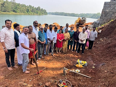 ಉಡುಪಿಯ ಶೀಂಬ್ರ ಮಹಾಗಣಪತಿ ದೇವಸ್ಥಾನದ ಸ್ನಾನಘಟ್ಟದಲ್ಲಿ ನಿರ್ಮಾಣಗೊಳ್ಳಲಿರುವ ಸುರಕ್ಷತೆ ಕಾಮಗಾರಿಗೆ ಯಶ್​ಪಾಲ್​ ಸುವರ್ಣ ಚಾಲನೆ ನೀಡಿದರು. ಕೆ.ರಮೇಶ್​ ರಾವ್​, ವಾಸುದೇವ ಭಟ್​, ನವೀನ್​ ಶಿವತ್ತಾಯ, ಅನಿತಾ ಡಿಸೋಜ, ರಾಜೇಂದ್ರ ಮಯ್ಯ, ಪ್ರಶಾಂತ್​ ಭಟ್​, ದಿನೇಶ್​ ಅಮೀನ್​ ಇತರರಿದ್ದರು.