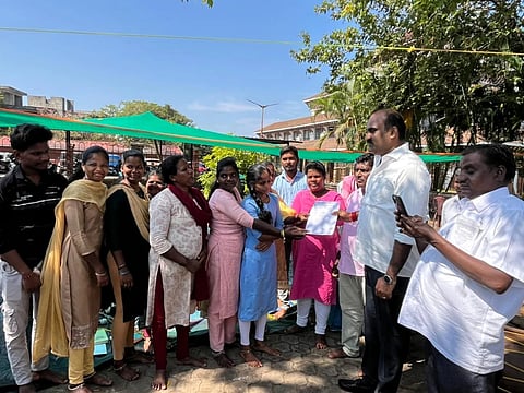 ನೇರ ನೇಮಕಾತಿ ಮೂಲಕ ಸರ್ಕಾರಿ ಉದ್ಯೋಗ ನೀಡುವಂತೆ ಆಗ್ರಹಿಸಿ ಉಡುಪಿಯ ಡಿಸಿ ಕಚೇರಿ ಬಳಿ ಕೊರಗ ಸಮುದಾಯದವರು ನಡೆಸುತ್ತಿರುವ ಅಹೋರಾತ್ರಿ ಧರಣಿಗೆ ಶಾಸಕ ಯಶ್ ಪಾಲ್ ಸುವರ್ಣ ಭೇಟಿ ನೀಡಿ ಬೆಂಬಲಿಸಿದರು. ಸುಶೀಲಾ ನಾಡ, ಶೇಖರ್ ಕೆಂಜೂರು, ಕುಮಾರ ಕೆಂಜೂರು, ಪುತ್ರನ್ ಹೆಬ್ರಿ, ಪುನೀತ್ ಕಾರ್ಕಳ, ರೇಖಾ ಆತ್ರಾಡಿ ಇತರರಿದ್ದರು.