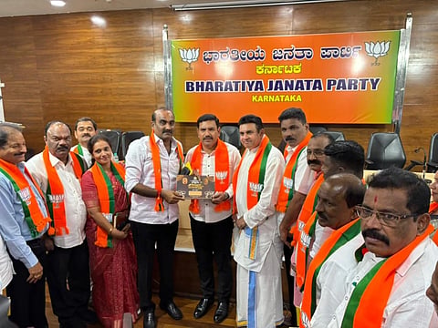 ಉಡುಪಿ ಶೀರೂರು ಮಠದ ಪರ್ಯಾಯ ಮಹೋತ್ಸವದಲ್ಲಿ ಪಾಲ್ಗೊಳ್ಳುವಂತೆ ಬಿ.ವೈ. ವಿಜಯೇಂದ್ರ ಅವರಿಗೆ ಯಶ್​ಪಾಲ್​ ಸುವರ್ಣ ಆಮಂತ್ರಣಪತ್ರ ನೀಡಿದರು. ಕುತ್ಯಾರು ನವೀನ್​ ಶೆಟ್ಟಿ,ಸುರೇಶ್​ ಶೆಟ್ಟಿ ಗುರ್ಮೆ, ಮಟ್ಟಾರು ರತ್ನಾಕರ್​ ಹೆಗ್ಡೆ, ಪ್ರಮೋದ್​ ಮಧ್ವರಾಜ್​, ರೇಷ್ಮಾ ಉದಯ ಶೆಟ್ಟಿ, ಲಾಲಾಜಿ ಆರ್​. ಮೆಂಡನ್​ ಇತರರಿದ್ದರು.