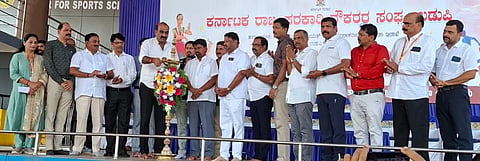 ಉಡುಪಿಯಲ್ಲಿ ಆಯೋಜಿಸಿದ್ದ ರಾಜ್ಯ ಸರ್ಕಾರಿ ನೌಕರರ ಜಿಲ್ಲಾ ಮಟ್ಟದ ಕ್ರೀಡಾಕೂಟವನ್ನು ಯಶ್​ಪಾಲ್​ ಸುವರ್ಣ ಉದ್ಘಾಟಿಸಿದರು. ಎಂ.ಎ. ಗಫೂರ್​, ಅಬೀದ್​ ಗದ್ಯಾಳ್​, ದಿನಕರ್​ ಶೆಟ್ಟಿ ಅಂಪಾರು, ಆನಂದ ಜತ್ತಣ್ಣ, ದಯಾನಂದ ಬೆನ್ನೂರು, ರಾಜೇಂದ್ರ, ರೋಶನ್​ ಶೆಟ್ಟಿ ಇತರರಿದ್ದರು.