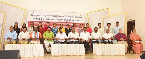 ಮಂಗಳೂರಿನಲ್ಲಿ ದಕ್ಷಿಣ ಕನ್ನಡ ಮತ್ತು ಉಡುಪಿ ಜಿಲ್ಲಾ ಸಹಕಾರಿ ಮೀನು ಮಾರಾಟ ಫೆಡರೇಷನ್​ ಮಂಗಳೂರು ಹಾಗೂ ಮಹಾಲಕ್ಷ್ಮೀ ಕೋ-ಆಪರೇಟಿವ್​ ಬ್ಯಾಂಕ್​ ಉಡುಪಿ ವತಿಯಿಂದ ದ.ಕ. ಜಿಲ್ಲೆಯ 850 ವಿದ್ಯಾರ್ಥಿಗಳಿಗೆ ಪ್ರತಿಭಾ ಪುರಸ್ಕಾರ ನೀಡಲಾಯಿತು. ಡಾ. ಎಂ.ಎನ್​. ರಾಜೇಂದ್ರಕುಮಾರ್​, ಯಶ್​ಪಾಲ್​ ಸುವರ್ಣ, ಕ್ಯಾ.ಬ್ರಿಜೇಶ್​ ಚೌಟ, ವೇದವ್ಯಾಸ ಕಾಮತ್​, ಕಿಶೋರ್​ಕುಮಾರ್​ ಪುತ್ತೂರು, ಲಕ್ಷ್ಮಣ ಕೋಡಿಕಲ್​, ಮೋಹನ್​ ಬೆಂಗ್ರೆ, ಗೌತಮ್​ ಕೋಡಿಕಲ್​, ಲೋಕೇಶ್​ ಸುವರ್ಣ, ದೇವಪ್ಪ ಕಾಂಚನ್​, ಶರತ್​ಕುಮಾರ್​ ಶೆಟ್ಟಿ ಎನ್​. ಇತರರಿದ್ದರು.