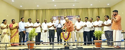 ಮಲ್ಪೆಯಲ್ಲಿ ಆಯೋಜಿಸಿದ್ದ ಪ್ರತಿಭಾ ಪುರಸ್ಕಾರ ಕಾರ್ಯಕ್ರಮವನ್ನು ಡಾ. ಪಿ.ವಿ. ಭಂಡಾರಿ ಉದ್ಘಾಟಿಸಿದರು. ಡಾ. ಅಶೋಕ್​ ಕಾಮತ್​, ಯಶ್​ಪಾಲ್​ ಸುವರ್ಣ, ಜಯ ಸಿ. ಕೋಟ್ಯಾನ್​, ಗೋಪಾಲ್​ ಸಿ. ಬಂಗೇರ, ಯೋಗೀಶ್​ ಸಾಲ್ಯಾನ್​, ಆನಂದ್​ ಸುವರ್ಣ ಇತರರಿದ್ದರು.