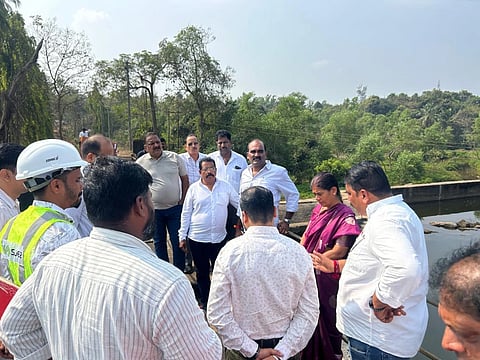ಉಡುಪಿಯ ಬಜೆ ಡ್ಯಾಂಗೆ ಅಧಿಕಾರಿಗಳೊಂದಿಗೆ ಭೇಟಿ ನೀಡಿದ ಯಶ್​ಪಾಲ್​ ಸುವರ್ಣ ನೀರಿನ ಸಂಗ್ರಹ ಪರಿಶೀಲಿಸಿದರು. ಮಹಾಂತೇಶ್​ ಹಂಗರಗಿ, ಪ್ರಭಾಕರ್​ ಪೂಜಾರಿ, ಸುಮಿತ್ರಾ ನಾಯಕ್​, ಗಿರೀಶ್​ ಅಂಚನ್​, ಬಾಲಕೃಷ್ಣ ಶೆಟ್ಟಿ, ಹರೀಶ್​ ಶೆಟ್ಟಿ ಇತರರಿದ್ದರು.