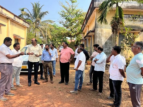 ಉಡುಪಿಯ ನಿಟ್ಟೂರಿನಲ್ಲಿರುವ ಒಳಚರಂಡಿ ಕೊಳಚೆ ನೀರು ಶುದ್ಧೀಕರಣ ಘಟಕಕ್ಕೆ  ಯಶ್​ಪಾಲ್​ ಸುವರ್ಣ ಭೇಟಿ ನೀಡಿ ಪರಿಶೀಲಿಸಿದರು. ಮಹಾಂತೇಶ್​ ಹಂಗರಗಿ, ಕಿರಣಕುಮಾರ್​ ಬೈಲೂರು, ಸಂತೋಷ್​ ಜತ್ತನ್​, ಬಾಲಕೃಷ್ಣ ಶೆಟ್ಟಿ, ಗಿರೀಶ್​ ಅಂಚನ್​, ದಿನೇಶ್​ ಅಮೀನ್​ ಇತರರಿದ್ದರು.