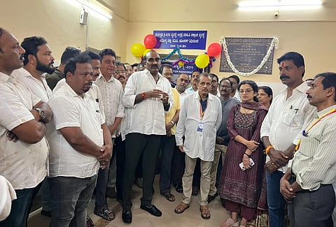 ಉಡುಪಿ ಜಿಲ್ಲಾಸ್ಪತ್ರೆಗೆ ಸಹಕಾರಿ ಮೀನು ಮಾರಾಟ ಫೆಡರೇಷನ್​ನಿಂದ ಕೊಡುಗೆಯಾಗಿ ನೀಡಿದ ಎಕ್ಸರೇ ಯಂತ್ರ ಉದ್ಘಾಟಿಸಿದ ಯಶ್​ಪಾಲ್​ ಸುವರ್ಣ ಮಾತನಾಡಿದರು. ಡಾ. ಎಚ್​.ಅಶೋಕ್​, ದೇವಪ್ಪ ಕಾಂಚನ್​, ರಾಮಚಂದ್ರ ಕುಂದರ್​, ಸುರೇಶ್​ ಸಾಲ್ಯಾನ್​, ಪ್ರಭಾಕರ್​ ಪೂಜಾರಿ, ರಶ್ಮಿ ಸಿ. ಭಟ್​, ಸುಂದರ್​ ಕಲ್ಮಾಡಿ, ಯೋಗೀಶ್​ ಸಾಲ್ಯಾನ್​, ಟಿ.ಜಿ. ಹೆಗ್ಡೆ, ಹರೀಶ್​ ಶೆಟ್ಟಿ, ಎಡ್ಲಿನ್​ ಕರ್ಕಡ, ದಯಾನಂದ ಸುವರ್ಣ, ಜಗನ್ನಾಥ್​ ಕಡೆಕಾರ್​, ಸುಭಾಷ್​ ಮೆಂಡನ್​, ಸತೀಶ್​ ಕುಂದರ್​, ನಾಗರಾಜ್​ ಸುವರ್ಣ ಇತರರಿದ್ದರು.