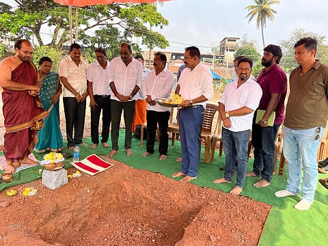ಮಣಿಪಾಲದಲ್ಲಿ ಅಗ್ನಿಶಾಮಕ ದಳ ಕಟ್ಟಡ ಕಾಮಗಾರಿಗೆ ಯಶ್​ಪಾಲ್​ ಸುವರ್ಣ ಶಿಲಾನ್ಯಾಸ ನೆರವೇರಿಸಿದರು. ಪ್ರಭಾಕರ್​ ಪೂಜಾರಿ, ಮಂಜುನಾಥ್​, ಕಲ್ಪನಾ ಸುಧಾಮ, ಹರೀಶ್​ ಶೆಟ್ಟಿ, ಟಿ.ಜಿ. ಹೆಗಡೆ, ದಿನೇಶ್​ ಅಮೀನ್​ ಇತರರಿದ್ದರು.