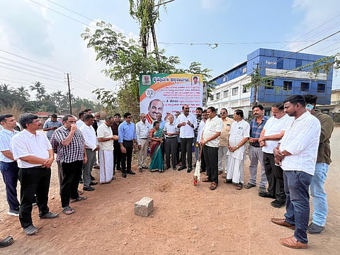 ಮಣಿಪಾಲದ ಕೈಗಾರಿಕಾ ಪ್ರದೇಶದ ರಸ್ತೆ ಅಭಿವೃದ್ಧಿ ಕಾಮಗಾರಿಗೆ ಯಶ್​ಪಾಲ್​ ಸುವರ್ಣ ಗುದ್ದಲಿಪೂಜೆ ನೆರವೇರಿಸಿದರು. ಮಟ್ಟಾರು ವಸಂತ ಕಿಣಿ, ಪ್ರಭಾಕರ್​ ಪೂಜಾರಿ, ಕಲ್ಪನಾ ಸುಧಾಮ, ನರಸಿಂಹ ನಾಯಕ್​, ಟಿ.ಜಿ. ಹೆಗ್ಡೆ, ಹರೀಶ್​ ಶೆಟ್ಟಿ, ವಿಶ್ವನಾಥ ಭಟ್​, ಚಿತ್ತರಂಜನ್​ ಭಟ್​ ಇತರರಿದ್ದರು.