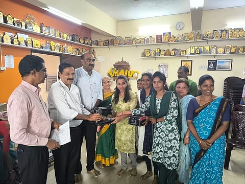 ಉಡುಪಿಯ ಶಾಸಕರ ಕಚೇರಿಯಲ್ಲಿ ವಿವಿಧ ಫಲಾನುಭವಿಗಳಿಗೆ ವೃತ್ತಿಗೆ ಪೂರಕ ಕಿಟ್​ಗಳನ್ನು ಯಶ್​ಪಾಲ್​ ಸುವರ್ಣ ವಿತರಿಸಿದರು. ಜಿ. ವಾಮನ್​ ನಾಯಕ್​, ಶೋಭಾ, ಲಲಿತಾಬಾಯಿ, ಕೆ. ಶಾಂತಾರಾಮ್​ ಶೆಟ್ಟಿ ಇತರರಿದ್ದರು.