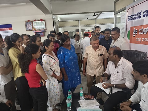 ಉಡುಪಿಯ ನಗರಾಭಿವೃದ್ಧಿ ಪ್ರಾಧಿಕಾರದಲ್ಲಿ ಯಶ್​ಪಾಲ್​ ಸುವರ್ಣ ಸಾರ್ವಜನಿಕರಿಂದ ಅಹವಾಲು ಸ್ವೀಕರಿಸಿದರು. ಅಧಿಕಾರಿಗಳಿದ್ದರು.