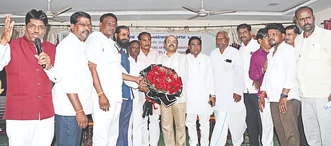 ಕಲಬುರಗಿ ಕನ್ನಡ ಭವನದಲ್ಲಿ ಹಿಂದುಳಿದ ಜಾತಿಗಳ ಒಕ್ಕೂಟ ಸೋಮವಾರ ಆಯೋಜಿಸಿದ್ದ ಸಮಾರಂಭದಲ್ಲಿ ಸಚಿವ ಡಾ.ಯತೀಂದ್ರ ಸಿದ್ದರಾಮಯ್ಯ ಅವರನ್ನು ಸಮುದಾಯದ ಜನ ಸತ್ಕರಿಸಿದರು. ಅಲ್ಲಮಪ್ರಭು ಪಾಟೀಲ್​, ಜಗದೇವ ಗುತ್ತೇದಾರ್​, ಶಿವಶರಣಪ್ಪ ಕೋಬಾಳ್​, ಮಹಾಂತೇಶ ಕೌಲಗಿ, ಸುನೀಲ್​ ಮಾನ್ಪಡೆ, ಮಲ್ಲಿಕಾರ್ಜುನ ಹೆಳವಾರ, ಜೆ.ವಿನೋದಕುಮಾರ, ಹನುಮಯ್ಯ ಆಲೂರ್​ ಇತರರಿದ್ದರು.