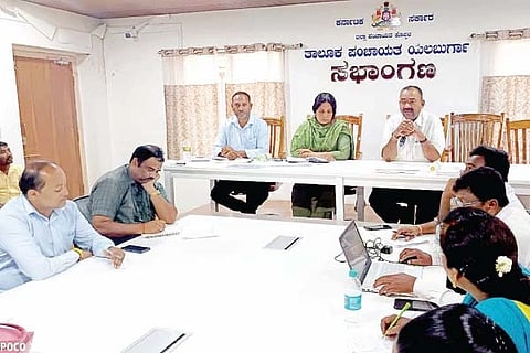 ಯಲಬುರ್ಗಾ ತಾಪಂ ಸಭಾಂಗಣದಲ್ಲಿ ವಿವಿಧ ಯೋಜನೆಗಳ ಪ್ರಗತಿ ಪರಿಶೀಲನಾ ಸಭೆಯಲ್ಲಿ ಜಿಪಂ ಯೋಜನಾ ನಿರ್ದೇಶಕ ಎಸ್.ಎಂ. ಕಾಂಬಳೆ ಮಾತನಾಡಿದರು. ಜಿಪಂ ಎಡಿಪಿಸಿ ಮಹಾಂತಸ್ವಾಮಿ, ತಾಪಂ ಇಒ ನೀಲಗಂಗಾ ಬಬಲಾದ, ಸಹಾಯಕ ನಿರ್ದೇಶಕ ಫಕೀರಪ್ಪ ಕಟ್ಟಿಮನಿ, ಡಿಐಇಸಿ ಶ್ರೀನಿವಾಸ ಚಿತ್ರಗಾರ, ಎಸ್‌ಬಿಎಂ ಅಧಿಕಾರಿ ಮಾರುತಿ ಇದ್ದರು.
