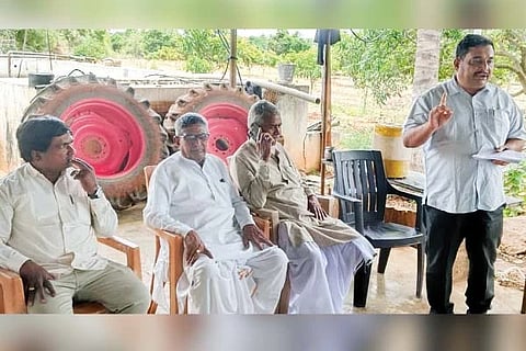 ಬಂಡಿ ಗ್ರಾಮದಲ್ಲಿ ಬ್ಲಾಕ್ ಕಾಂಗ್ರೆಸ್‌ನಿಂದ ಹಮ್ಮಿಕೊಂಡಿದ್ದ ವಿಶೇಷ ಮತದಾರರ ಪಟ್ಟಿ ಪರಿಷ್ಕರಣೆ ಕುರಿತು ಜಾಗೃತಿ ಹಾಗೂ ತರಬೇತಿ ಕಾರ್ಯಾಗಾರದಲ್ಲಿ ಗ್ಯಾರಂಟಿ ಯೋಜನೆ ಅನುಷ್ಠಾನ ಸಮಿತಿ ತಾಲೂಕು ಅಧ್ಯಕ್ಷ ಸುಧೀರ್ ಕೊರ್ಲಳ್ಳಿ ಮಾತನಾಡಿದರು. ಜಿಪಂ ಮಾಜಿ ಸದಸ್ಯ ಎ.ಜಿ. ಭಾವಿಮನಿ, ಯುವ ಕಾಂಗ್ರೆಸ್ ಕಾರ್ಯಾಧ್ಯಕ್ಷ ಈಶ್ವರ ಅಟಮಾಳಗಿ, ಬ್ಲಾಕ್ ಕಾಂಗ್ರೆಸ್ ಅಧ್ಯಕ್ಷ ಕೆರಿಬಸಪ್ಪ ನಿಡಗುಂದಿ ಇತರರಿದ್ದರು. 